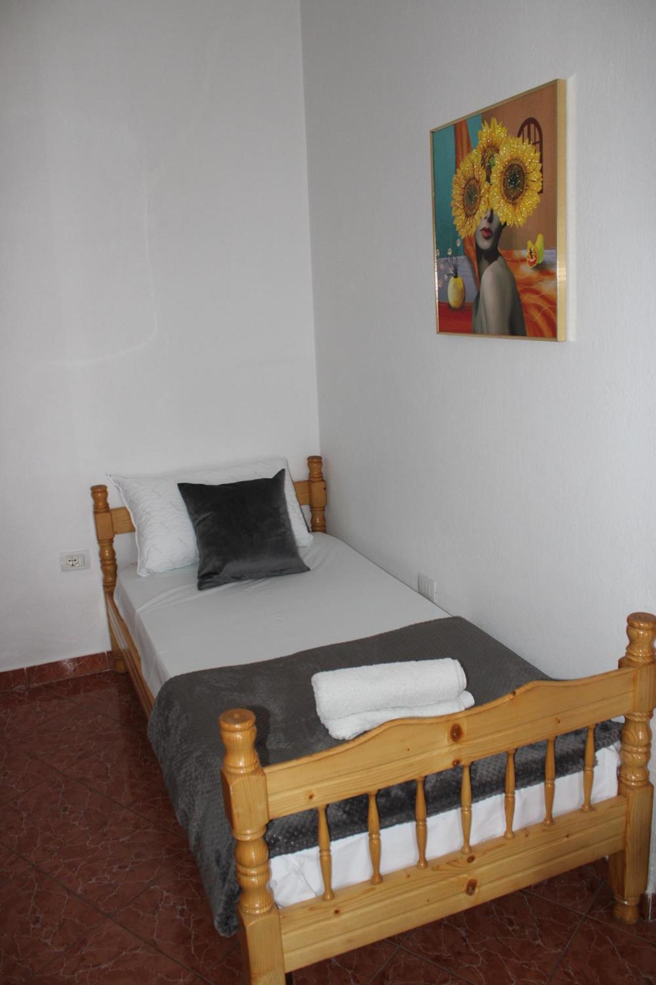 Crew Hostel טיראנה מראה חיצוני תמונה