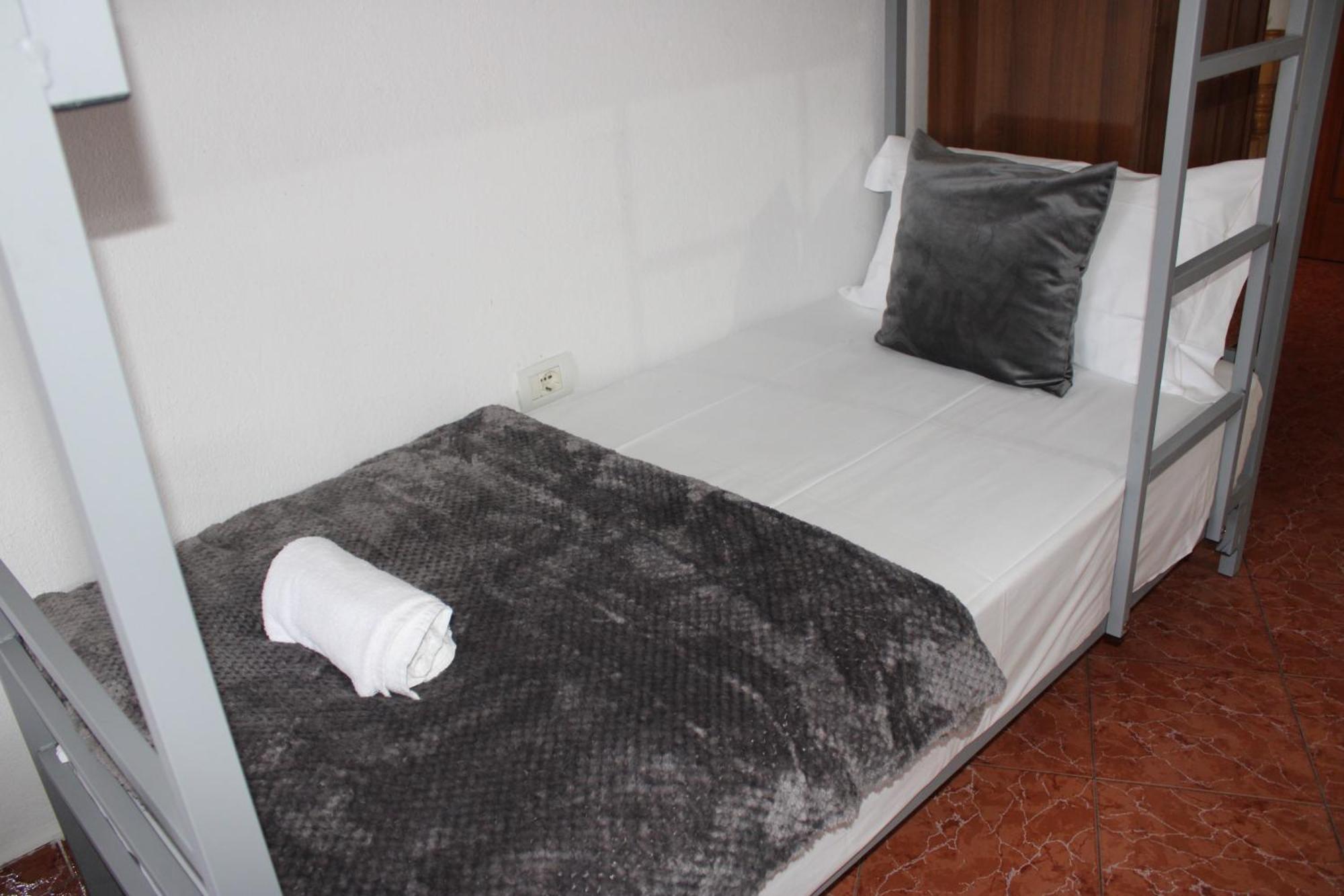 Crew Hostel טיראנה מראה חיצוני תמונה