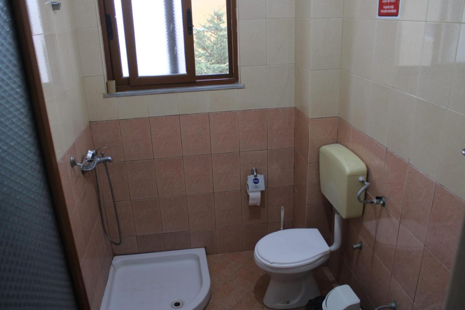 Crew Hostel טיראנה מראה חיצוני תמונה